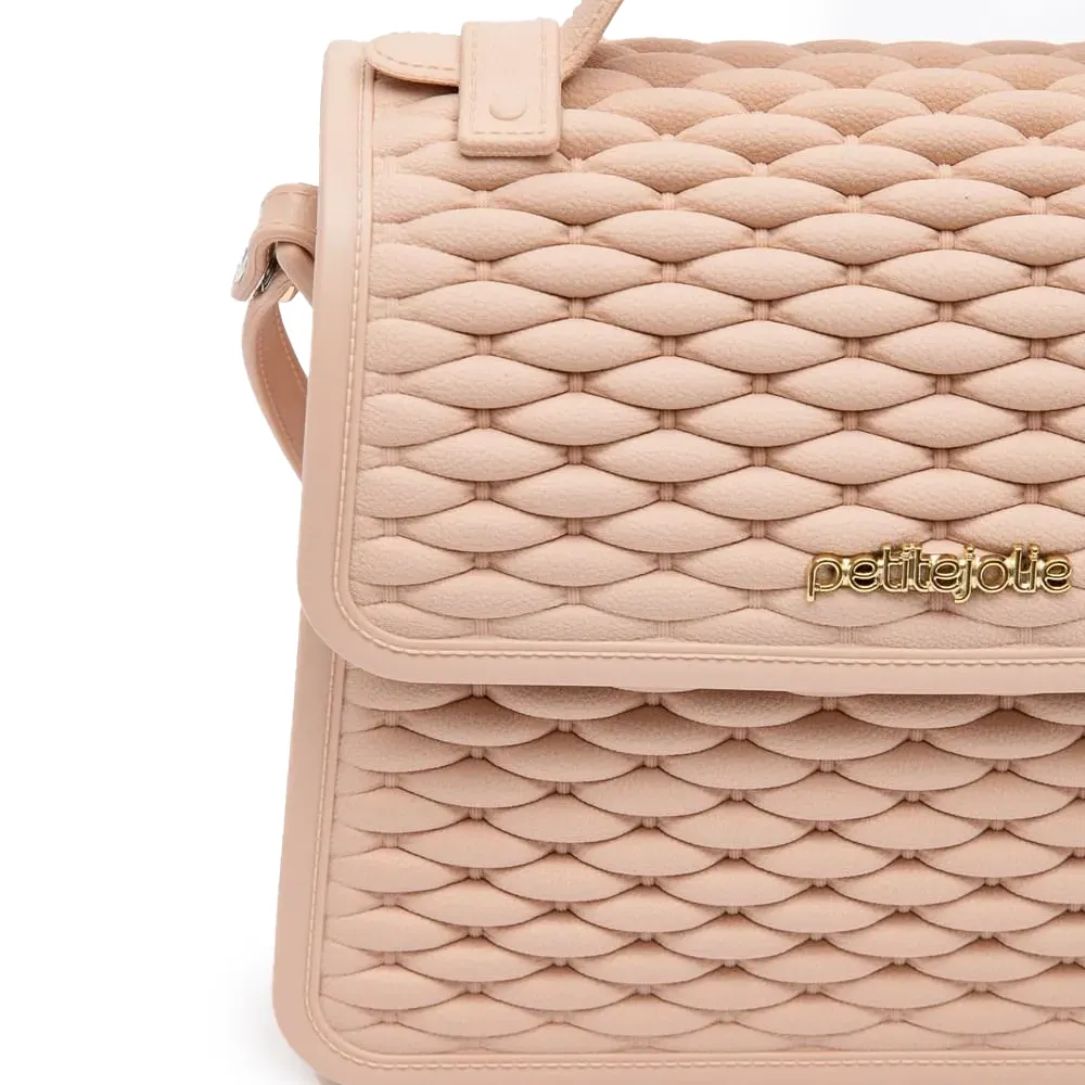 Bolsa feminina Petite Jolie Vic II na cor creme com textura acolchoada e alça curta e tiracolo regulável
